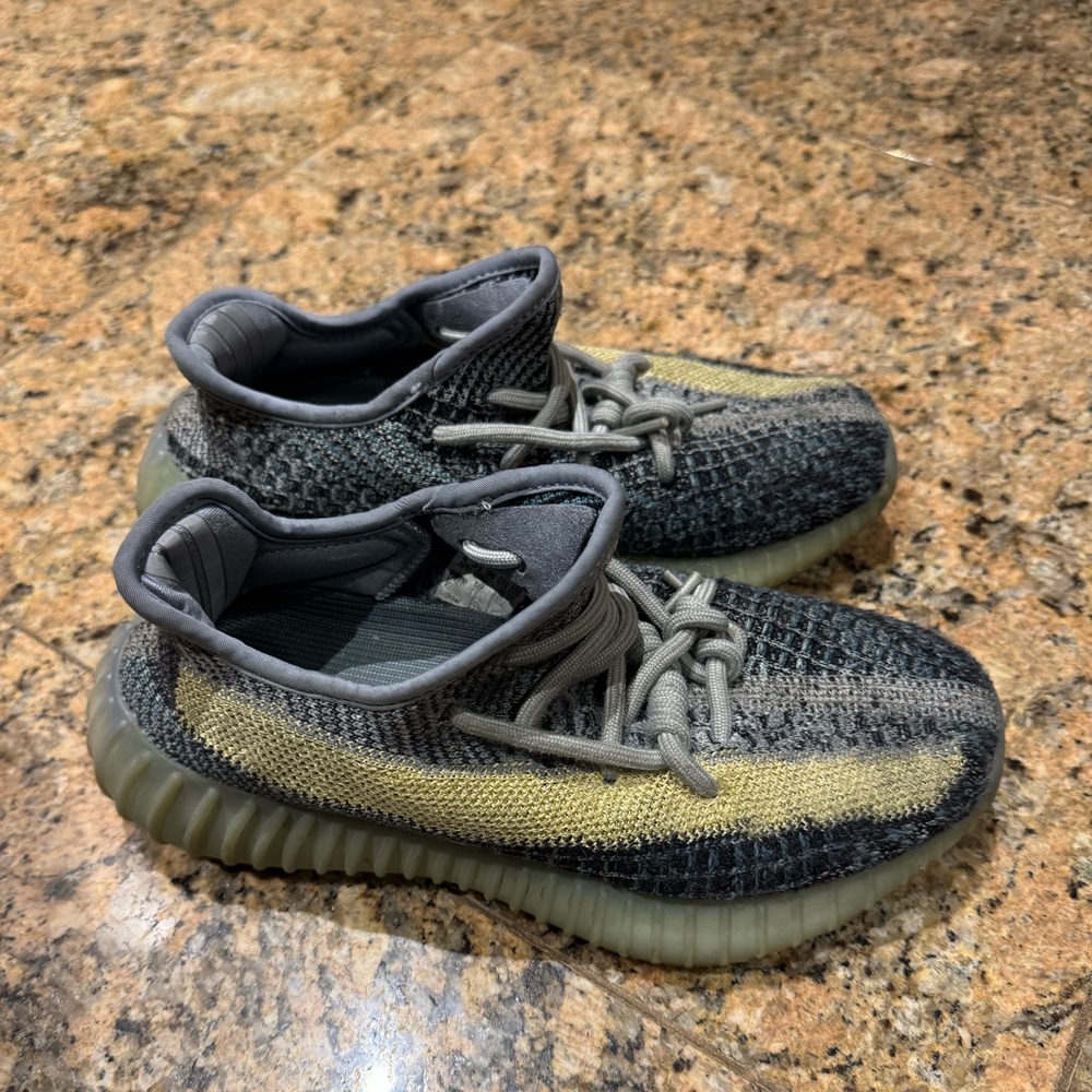 Kids Yeezy Salt Sneaker size 4.5